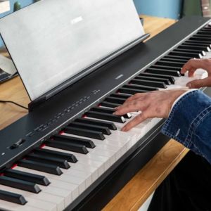 COMBO PIANO DIGITAL YAMAHA P-225 CON ADAPTADOR +SOPORTE DOBLE "X"
